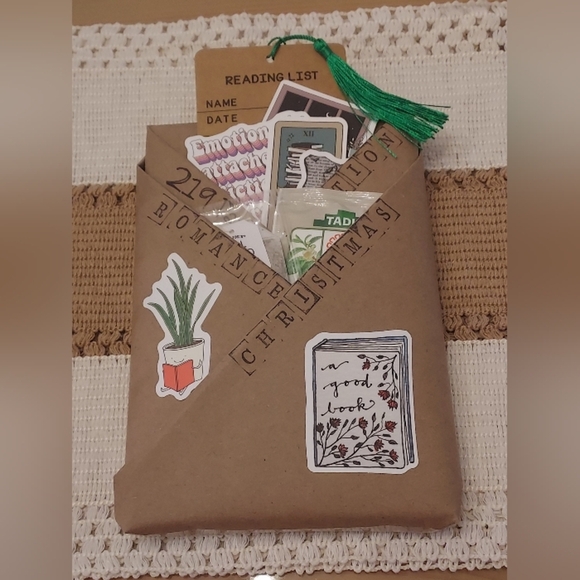 Blind Date With A Book - Christmas - Picture 2 of 4